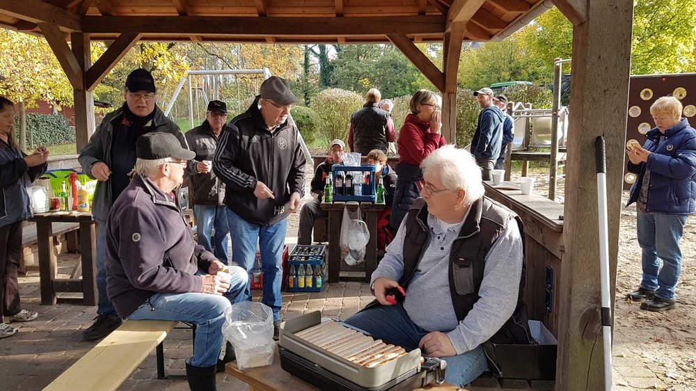 Hohen-raeumt-auf_2019-11-07_Grillen_Dorfplatz_Birgit-Soehn_web.jpg