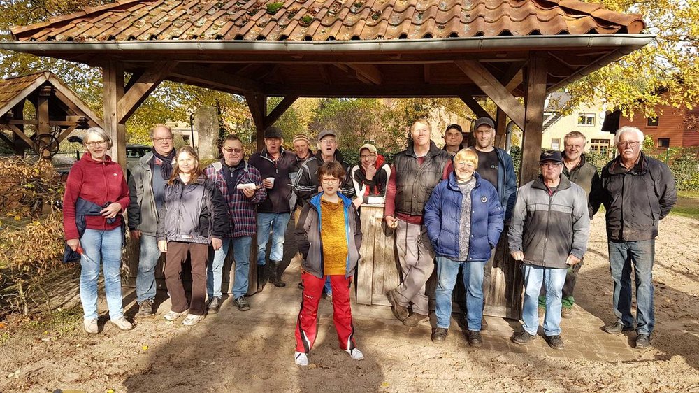 Hohen-raeumt-auf_2019-11-07_Gruppenbild_Dorfplatz_Birgit-Soehn_web.jpg