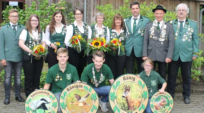 schuetzenverein_hohenaverbergen_mit_koenigen_2.jpg.c80b680baba90f84d1b8edb1a3bead37-WmAN6Q