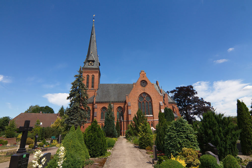 St.-Jakobi-Kirche in Wittlohe mit Kirchturm und Friedhof